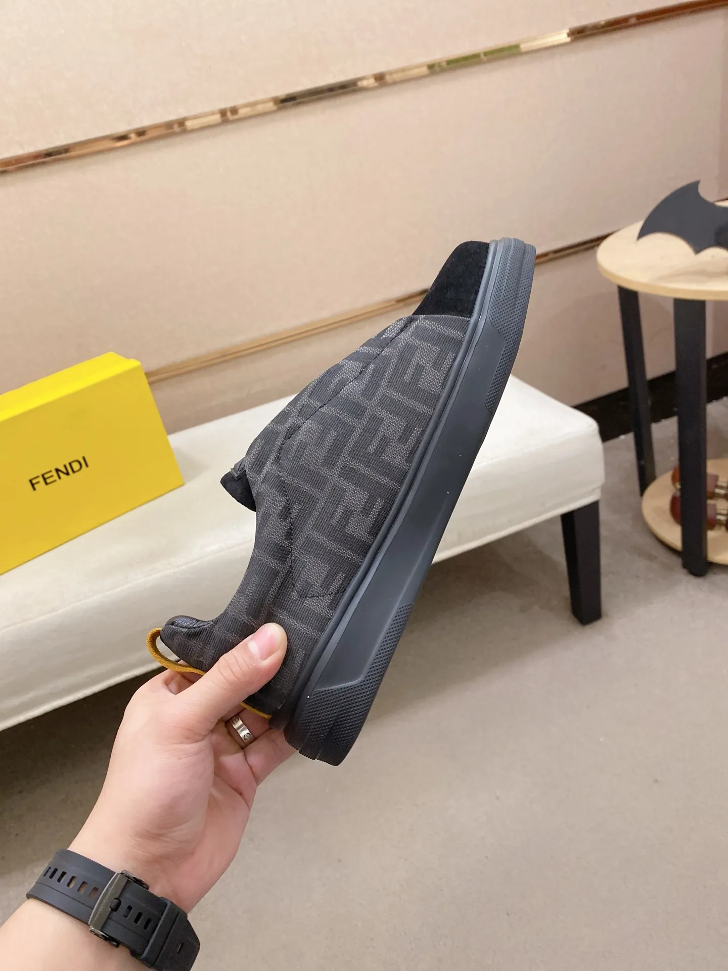 Factory price 400💰 (fendi) New style 👊🏻 upper 🇮🇹 imported cowhide fabric 🇩🇪 lining imported sheepskin lining. The original outsole is molded to highlight the identity of every man, and the upper foot is elegant and stable🚶🏻🚶🏻The high-end custom counters reproduce the original version📯No matter the wind or rain, the shoe last remains unchanged and can withstand the verification of time🔍️,🔵 Size: 38-44